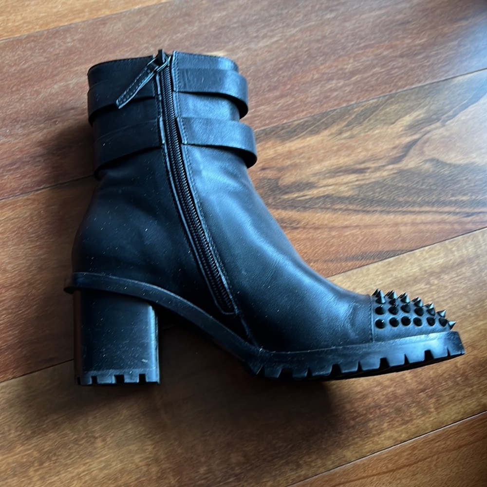 Black,leather boots,excellent condition,like new.Size 36. Has zipper. - Picture 4 of 6